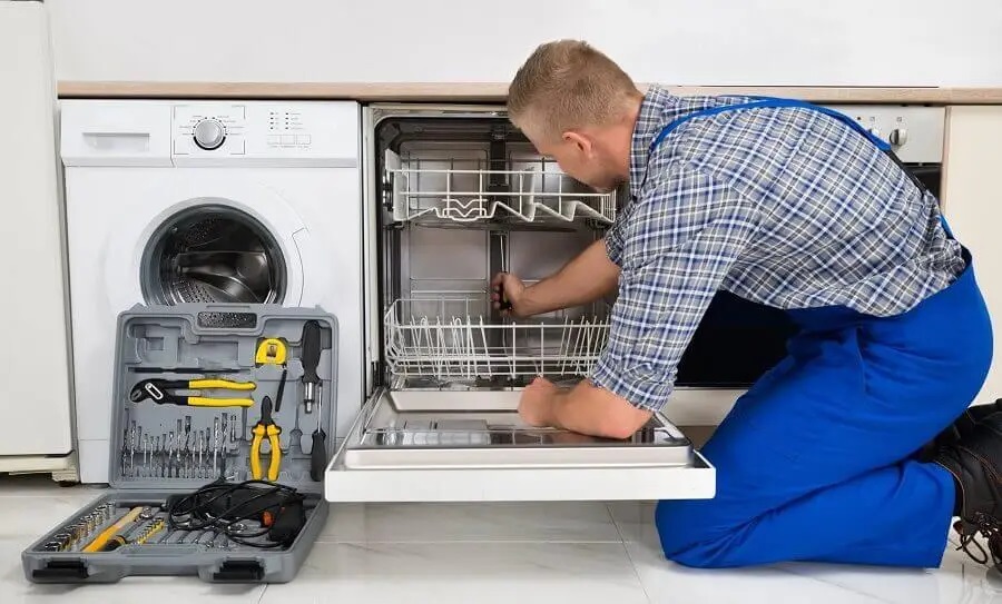Adapazarı SEG servisi teknisyen ekibi beyaz eşya tamiri yaparken